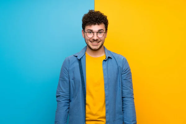 Hombre Con Pelo Rizado Sobre Pared Colorida Con Gafas Feliz — Foto de Stock