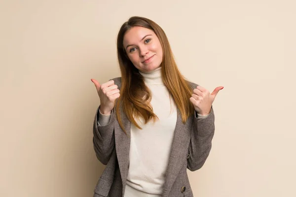 Giovane Donna Affari Con Pollici Gesto Sorridente — Foto Stock