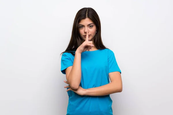 口に指を入れて沈黙のジェスチャーの兆候を示す青いシャツを持つティーンエイジャーの女の子 — ストック写真