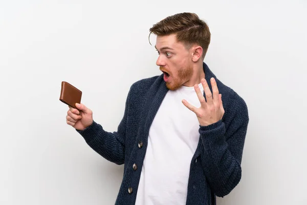 Redhead muž držící peněženku — Stock fotografie