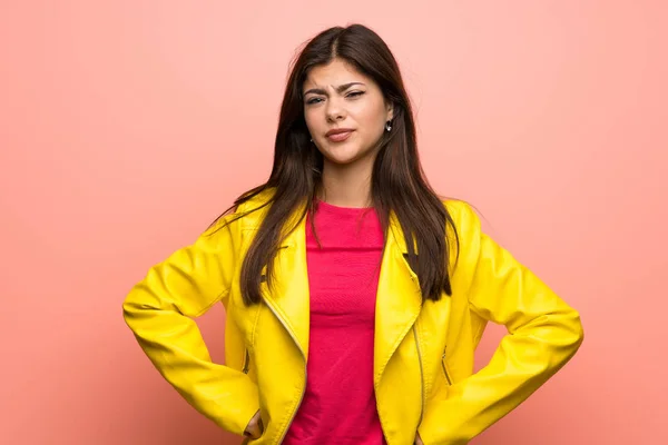 Ragazza Adolescente Oltre Muro Rosa Arrabbiato — Foto Stock