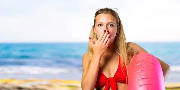Mujer Rubia Vacaciones Verano Haciendo Gesto Sorpresa Playa — Foto de Stock