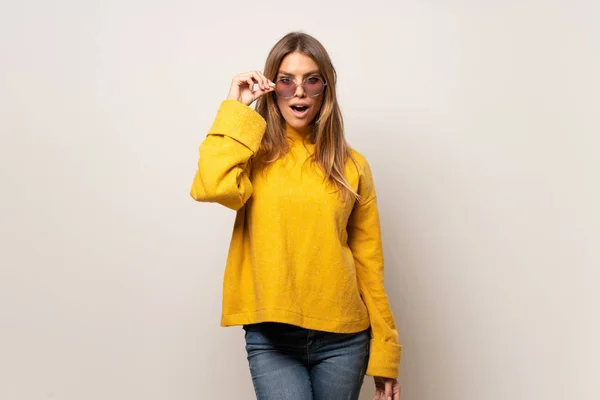 Mulher Com Suéter Amarelo Sobre Parede Isolada Com Óculos Surpresa — Fotografia de Stock