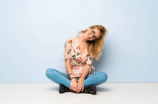 Jovem Loira Sentada Chão Com Óculos Sorrindo — Fotografia de Stock