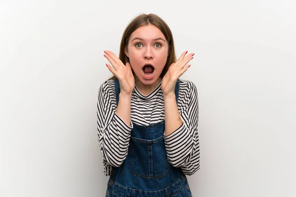 Mujer Joven Dungarees Sobre Pared Blanca Con Expresión Facial Sorpresa — Foto de Stock