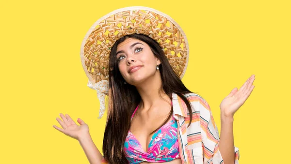 Adolescente Chica Vacaciones Verano Haciendo Gesto Dudas Sobre Fondo Amarillo — Foto de Stock