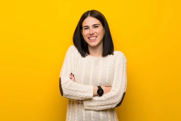 Young Woman Isolated Yellow Wall Keeping Arms Crossed Frontal Position — Stock Photo, Image