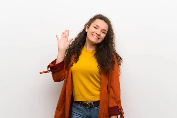 Adolescente Chica Con Abrigo Saludando Con Mano Con Expresión Feliz —  Fotos de Stock