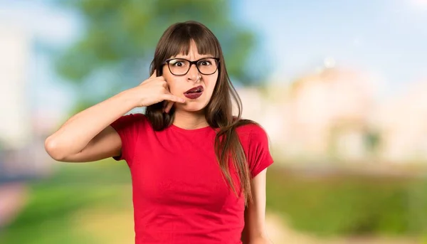 Donna Con Gli Occhiali Che Gesti Telefonici Dubita All Aperto — Foto Stock