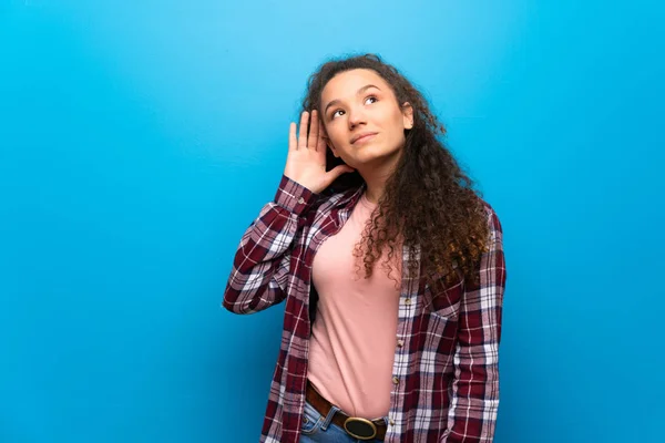 Adolescente Chica Sobre Pared Azul Escuchando Algo Poniendo Mano Oreja —  Fotos de Stock