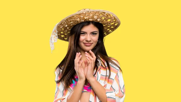 Adolescente Chica Vacaciones Verano Maquinando Algo Sobre Aislado Fondo Amarillo —  Fotos de Stock