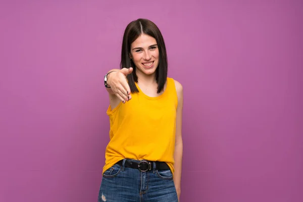 Jovem Mulher Sobre Isolado Parede Roxa Apertando Mãos Para Fechar — Fotografia de Stock