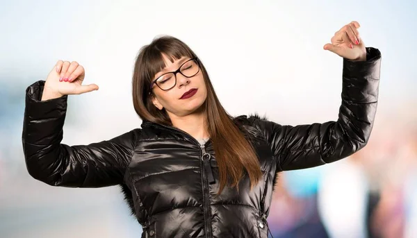 Mujer Con Gafas Orgullosa Satisfecha Aire Libre —  Fotos de Stock