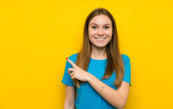 Jonge Vrouw Met Blauw Shirt Wijzende Vinger Naar Zijkant — Stockfoto