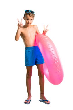 Yaz tatilinde Çocuk tam uzunlukta bir çekim gülümseyerek ve izole beyaz arka plan üzerinde zafer işareti gösteren