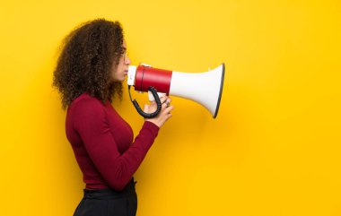 Boğazlı kazak bir megafon ile bağırarak Dominik kadınla