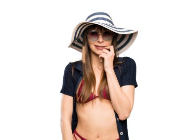 Bikinili genç bir kadın, izole edilmiş beyaz bir arka plan yüzünden gergin ve korkmuş.