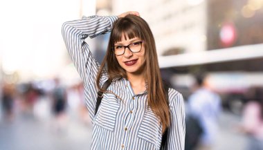 Açık havada gülümseyen gözlük kadın