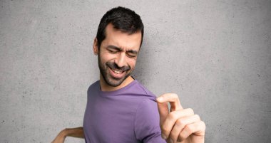 Yakışıklı adam dokulu duvar üzerinde bir partide müzik dinlerken dans keyfini çıkarın