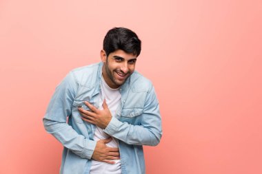 Pembe duvar çok gülümseyen üzerinde genç adam