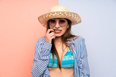 Bikinili genç bir kadın gergin ve korkmuş.