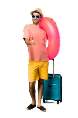 İzole arka plan üzerinde iyi bir anlaşma sonra onun yaz tatili handshake şapka ve güneş gözlüğü ile Man tam uzunlukta bir çekim