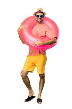 Izole arka plan onun yaz tatilinde şapka ve güneş gözlüğü ile Happy adam Tam vücut