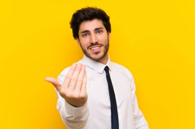 İzole sarı arka plan üzerinde işadamı gelmeye davet
