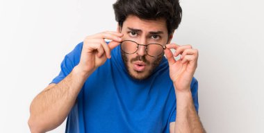 Gözlüklü yakışıklı adam