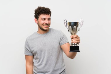 Bir kupa tutan izole duvar üzerinde kıvırcık saçlı adam