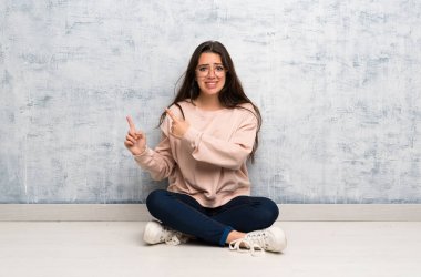 Bir masada okuyan genç öğrenci kız korkmuş ve yan işaret