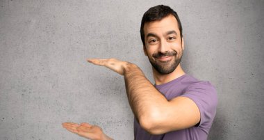 Dokulu duvarın üzerine bir reklam eklemek için copyspace tutan yakışıklı adam