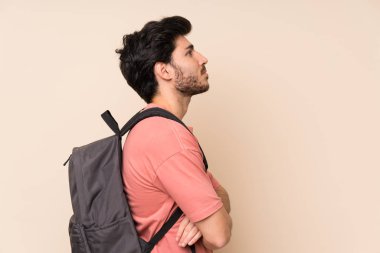 sırt çantası ile yakışıklı adam