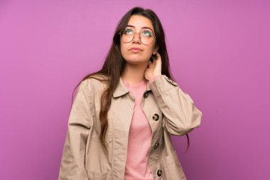 Mor duvar ayakta ve bir fikir düşünme üzerinde Genç kız