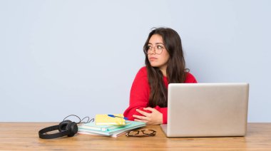 Bir masa portresi nde okuyan genç öğrenci kız