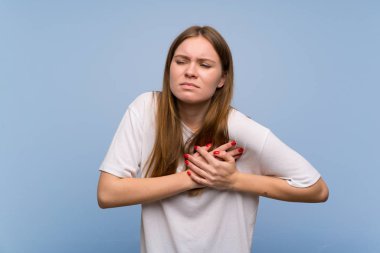 Mavi duvar kalbinden ağrınız genç kadın