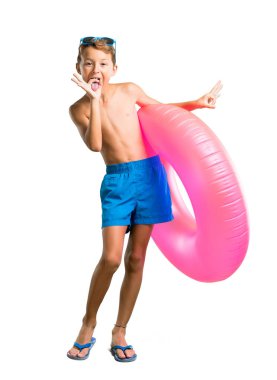 Yaz tatilinde Çocuk tam uzunlukta bir çekim izole beyaz arka plan üzerinde komik ve çılgın yüz duygu yapar