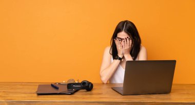 Yorgun ve hasta ifade ile bir ofiste iş kadını