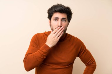 Doğru bakarken izole duvar üzerinde Yakışıklı şaşırttı ve şok