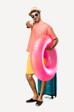 Onun yaz tatili noktaları parmak şapka ve güneş gözlüğü ile Man Tam vücut izole arka plan üzerinde kendine güvenen bir ifade ile size parmak