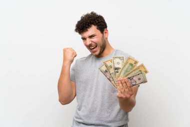 İzole duvar üzerinde kıvırcık saçlı adam çok para alıyor