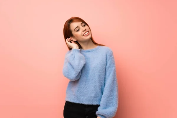 Young Redhead Woman Pink Background Thinking Idea While Scratching Head — Stock Photo, Image