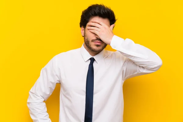 Empresário Fundo Amarelo Isolado Cobrindo Olhos Por Mãos — Fotografia de Stock