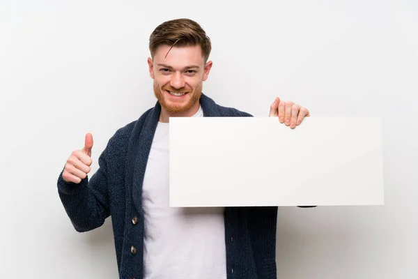 Redhead man håller en tom plakett — Stockfoto