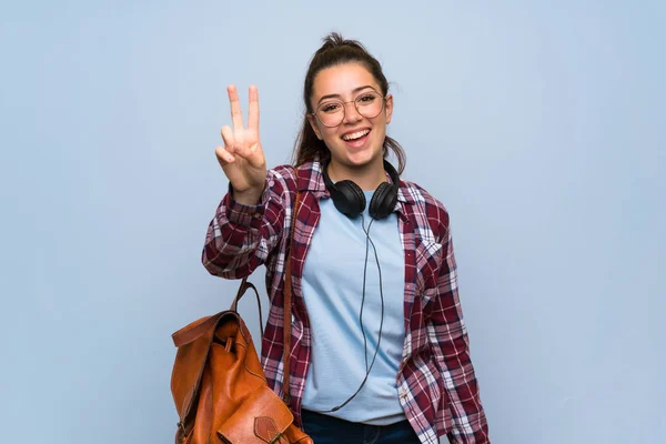 Adolescente Estudante Menina Sobre Isolado Parede Azul Sorrindo Mostrando Sinal — Fotografia de Stock