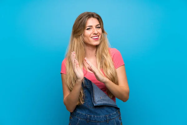 Young Blonde Woman Overalls Isolated Blue Wall Applauding Presentation Conference — 스톡 사진