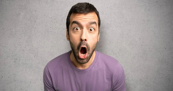 Handsome Man Surprise Shocked Facial Expression Textured Wall — Stock Photo, Image