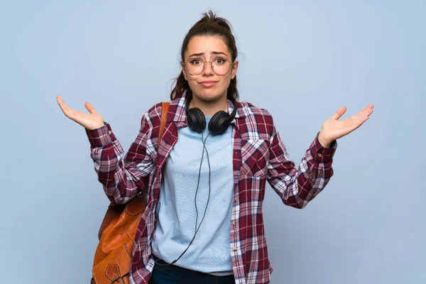 Tiener Student Meisje Geïsoleerde Blauwe Muur Twijfels Hebben Tijdens Het — Stockfoto