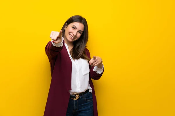 Młoda Kobieta Żółtej Ścianie Wskazuje Palcem Ciebie Jednocześnie Uśmiechając Się — Zdjęcie stockowe