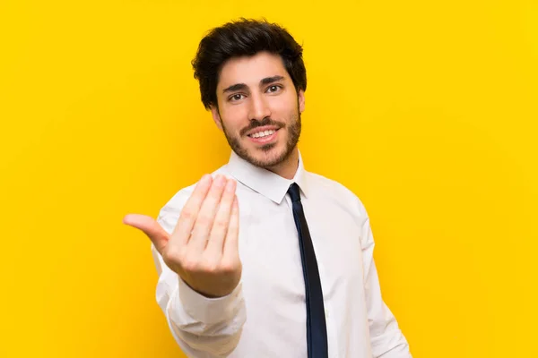 Empresário Fundo Amarelo Isolado Convidando Para Vir — Fotografia de Stock